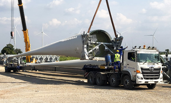 FPT Global turbine blade being unloaded from trailer